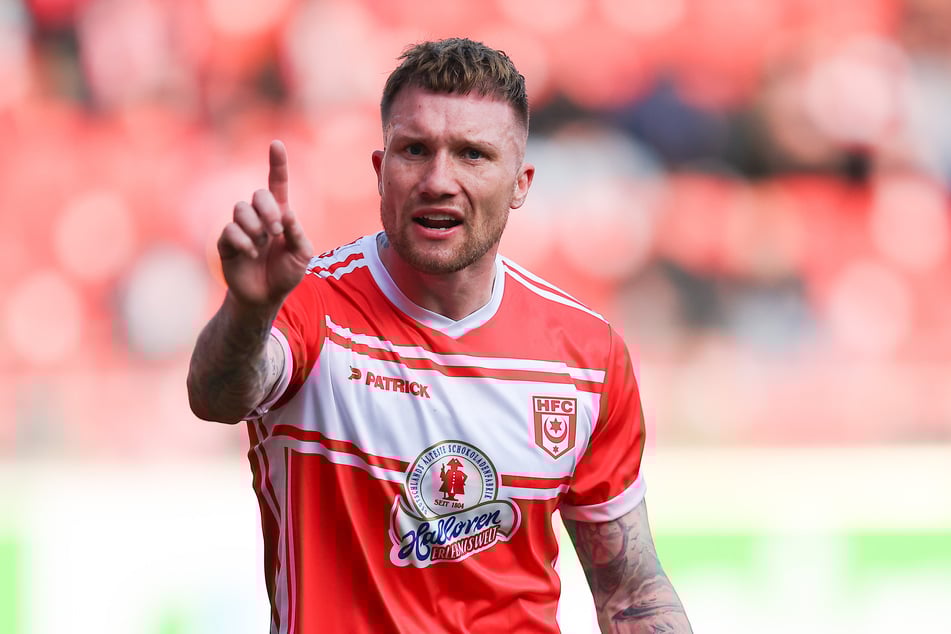 Jan Löhmannsröben (34, Foto) fing FSV-Kicker Veron Dobruna (25) ab und vereitelte so ein Tor seines Ex-Vereins.