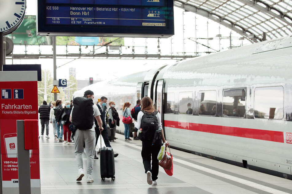 Wer mit der Deutschen Bahn fahren will, muss entweder geimpft, genesen oder getestet sein.