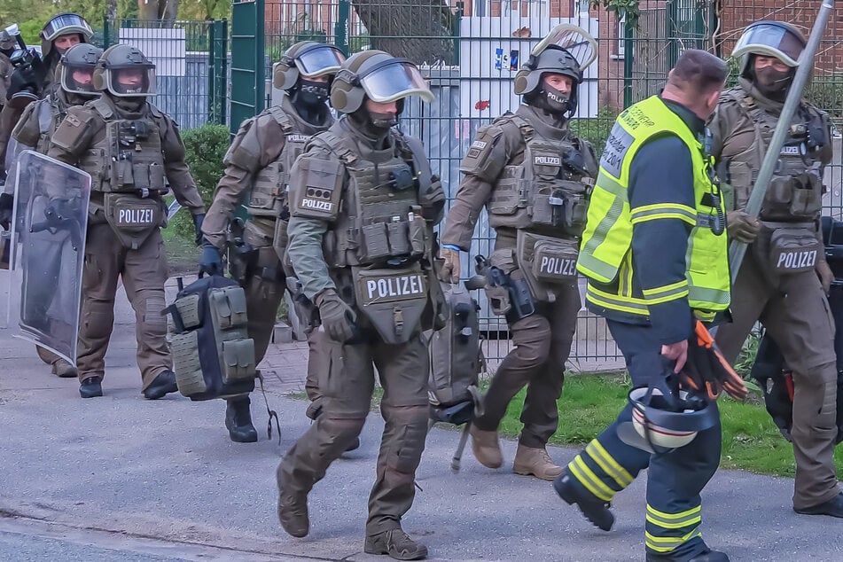 Hamburg: Frau randaliert in Mehrfamilienhaus und wirft Gegenstände aus dem Fenster: SEK rückt aus