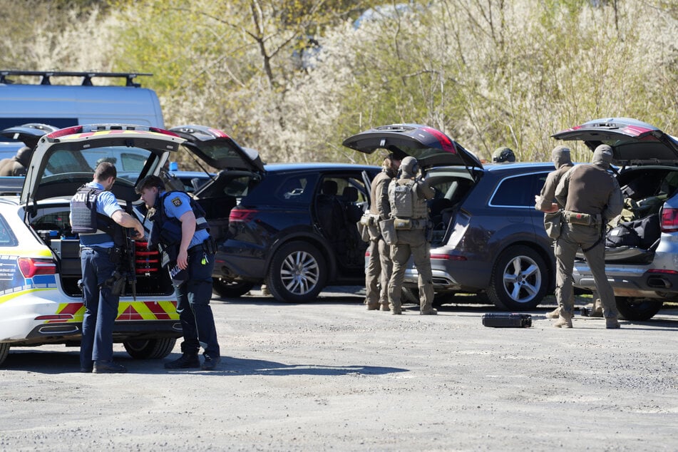 Die Polizei war mit einem Großaufgebot vor Ort im Einsatz und konnte den Täter in einem Waldstück festnehmen.