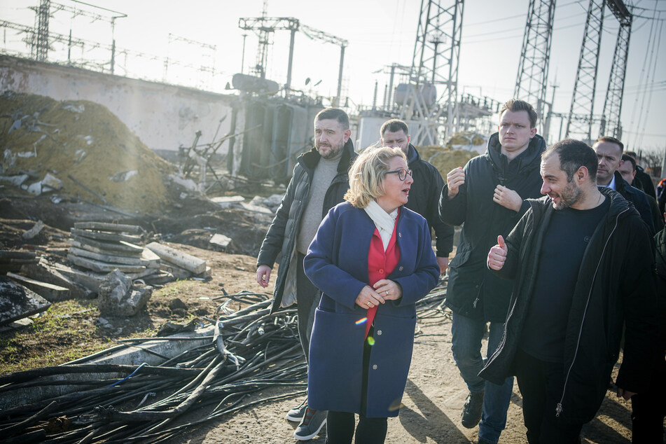 Svenja Schulze (54, M, SPD), Bundesministerin für wirtschaftliche Zusammenarbeit und Entwicklung, steht in der Nähe von Odessa vor einem von russischen Raketen zerstörten Umspannwerk neben Oleksandr Kubrakov (40, r), Vize-Premierminister der Ukraine und Wiederaufbauminister.