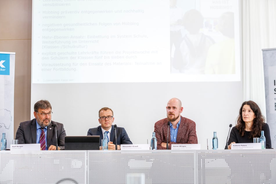 LaSuB-Präsident Ralf Berger (61, v.l.), TKK-Chef Alexander Krauß (47), Lehrer Aaron Winges (32) und Kathrin Peters vom LaSuB bei der Vorstellung des Programms am Montag in Dresden.