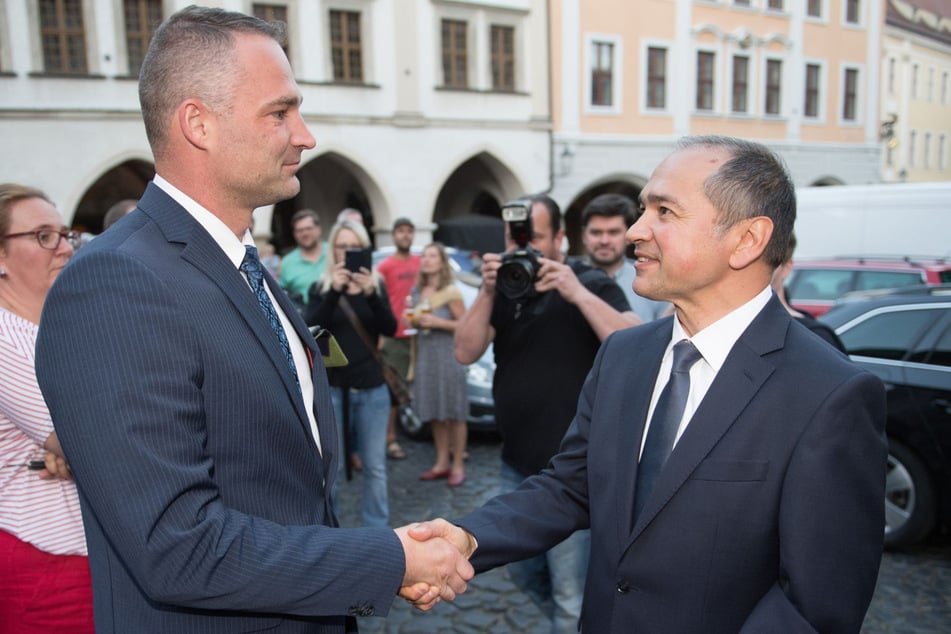 Die Geschichte wiederholt sich. Vor sieben Jahren geschah dasselbe wie am 31. Mai 2026: Sebastian Wippel (43, AfD, l.) gratulierte dem bisherigen und künftigen Görlitz-OB Octavian Ursu (58, CDU). (Archivfoto)