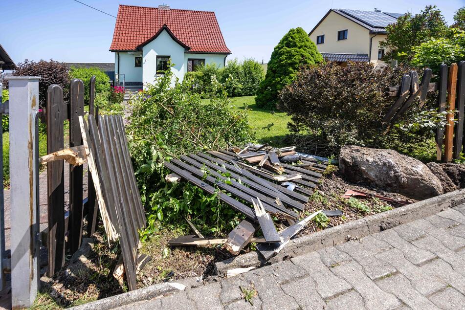 Übrig vom Unfall bleiben ein zertrümmerter Zaun und ein lädierter Zierapfel.