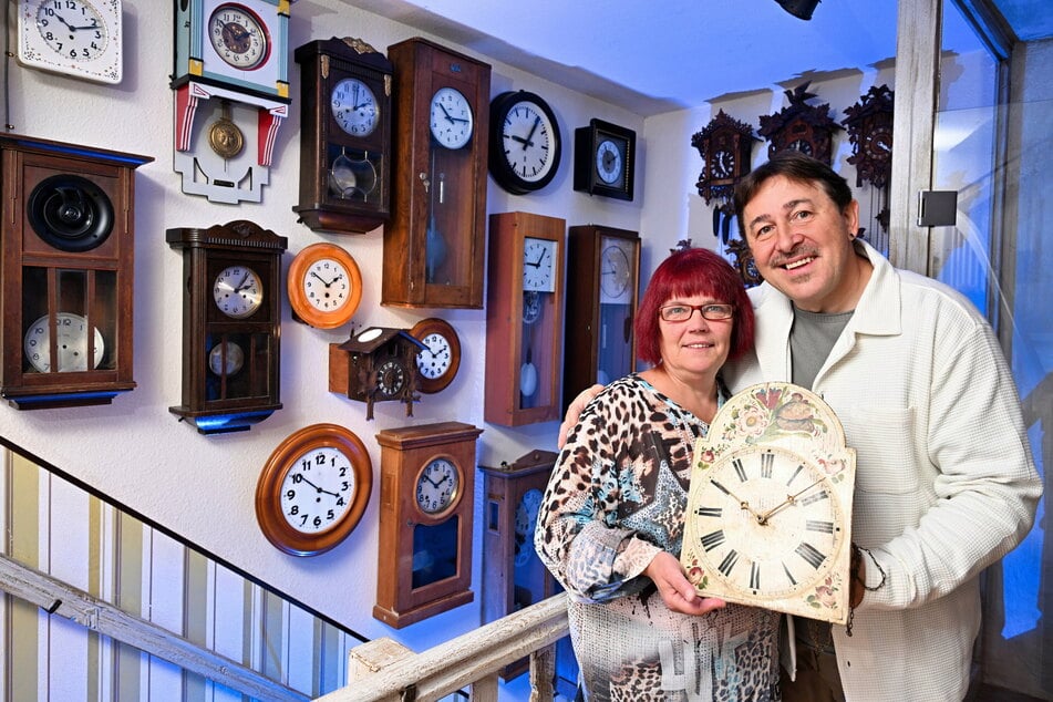 Silvio Kuhnert (56) und seiner Frau Viola (55) gehört das Eventhotel "Grüner Baum" in Taltitz. Dort gibt es neuerdings eine Uhrensammlung zu bestaunen.