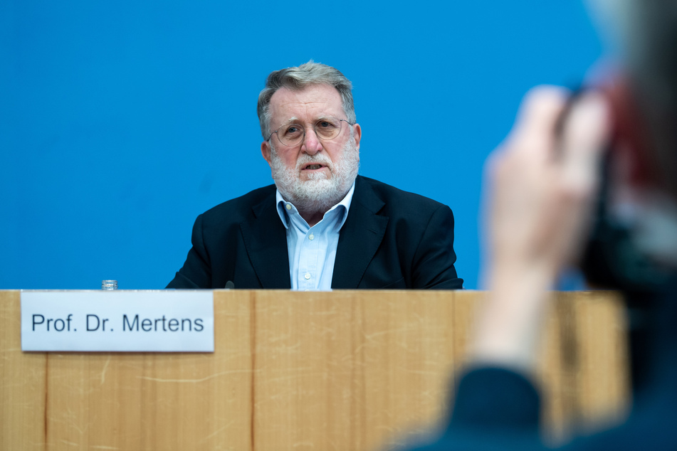 Der Stiko-Vorsitzende Thomas Mertens (71) geht von einer zeitnahen Empfehlung zu Impfauffrischungen für alle Erwachsenen aus.