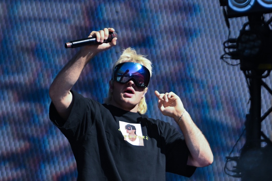 Das Markenzeichen des aufstrebenden deutschen Rappers Ski Aggu (25) ist seine Skibrille.