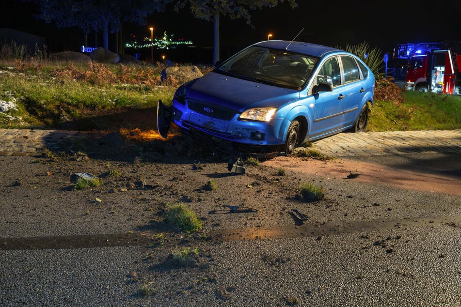 Ungebremst rauschte der Ford am Samstagabend über den Kreisverkehr.