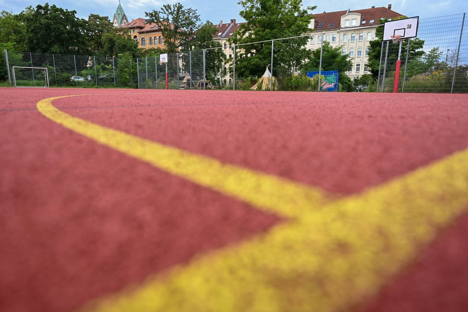 Viele Schulen verfügen über gut ausgebaute Sportanlagen zum Beispiel für Basketball.