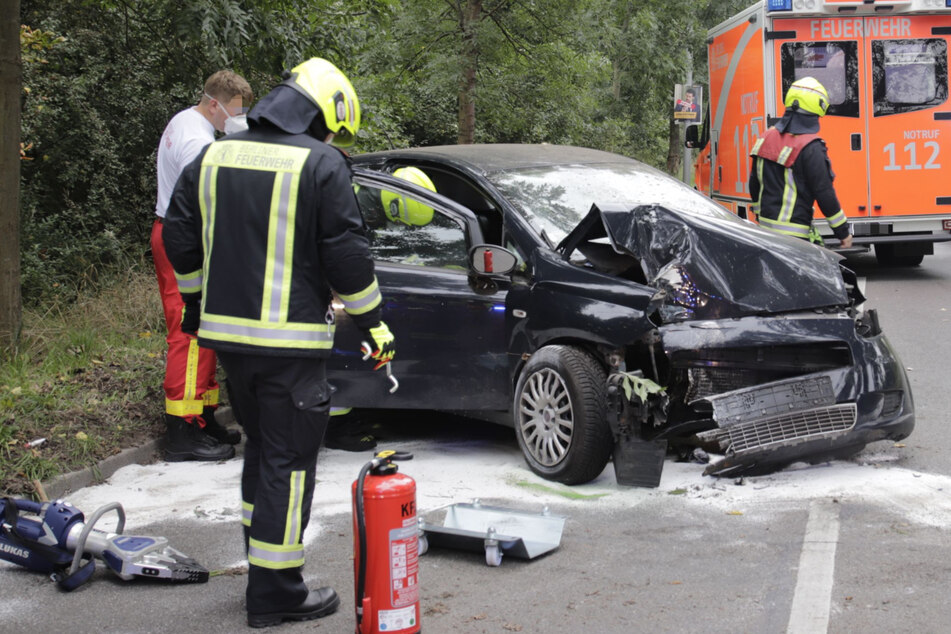 Fiat-Fahrerin kommt von der Straße ab und landet im Krankenhaus