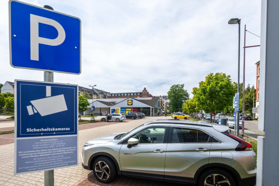 Auf dem Lidl-Parkplatz an der Limbacher Straße wird die Einhaltung der Parkzeit per Kamera überwacht.