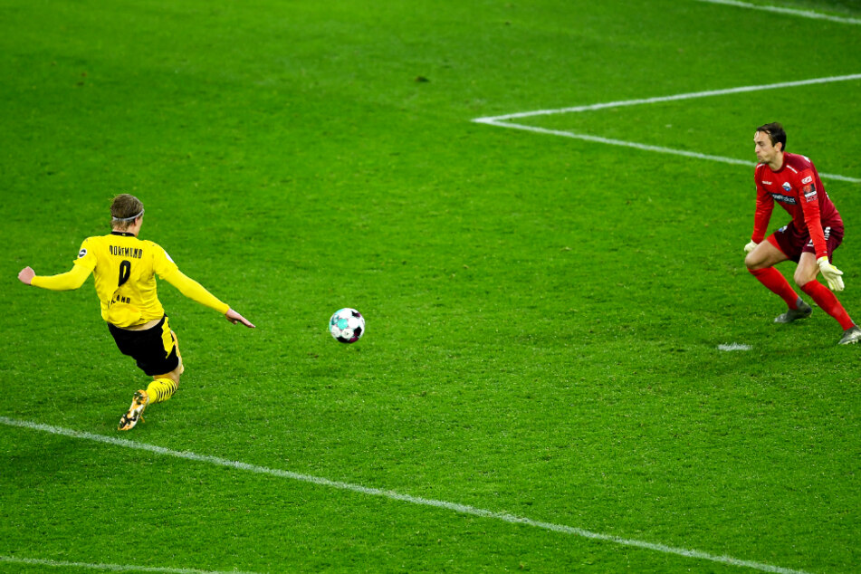 Die Erlösung: Erling Haaland (l.) überwindet SCP-Keeper Leopold Zingerle und trifft zum 3:2 für Borussia Dortmund.