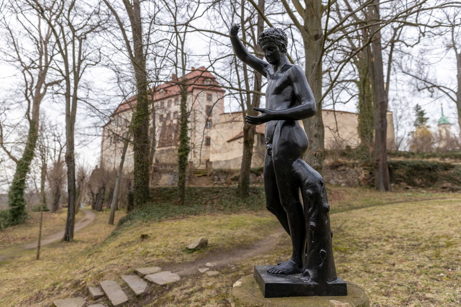Im Schlosspark Wolkenburg stehen Kopien historischer Kunstgussfiguren.