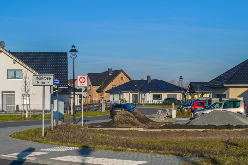 Bauschutt liegt in einer Einfahrt in "Neu-Mühlrose".