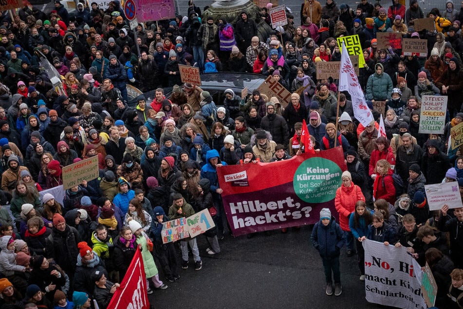 Nach Polizeiangaben nahmen rund 2000 Menschen an der Demonstration teil, 70 Beamte sicherten das Geschehen ab.