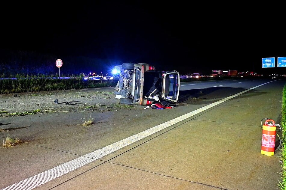 Durch den Crash sind Autoteile auf die Gegenfahrbahn geschleudert worden.