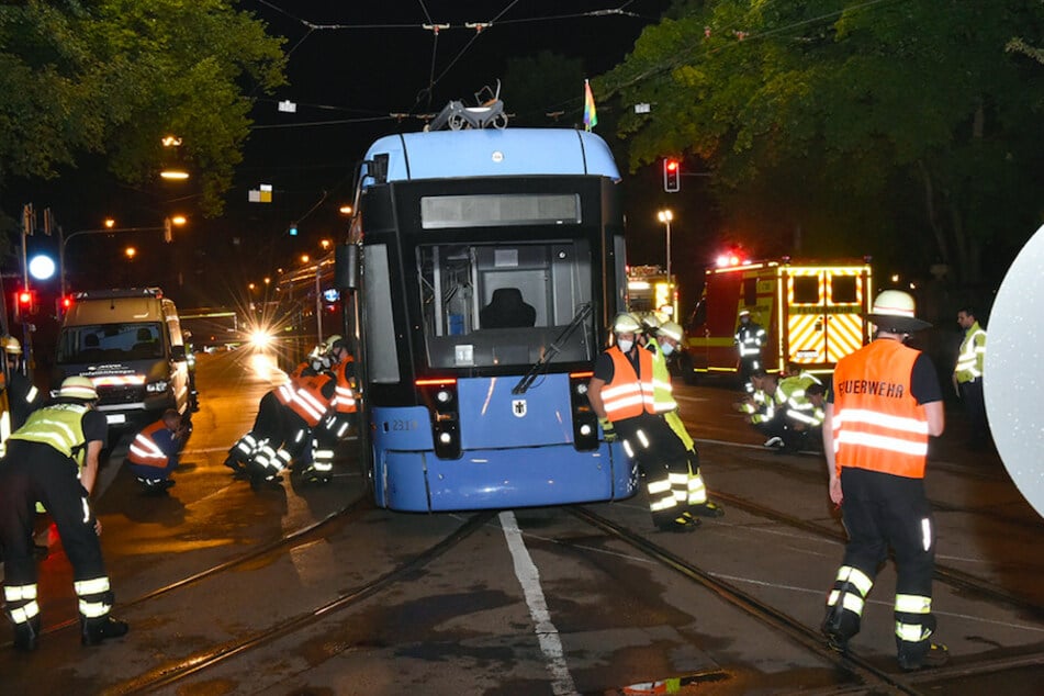 München: Tram entgleist in der Maximilianstraße: Vereinte Muskelkraft der Feuerwehr gefordert