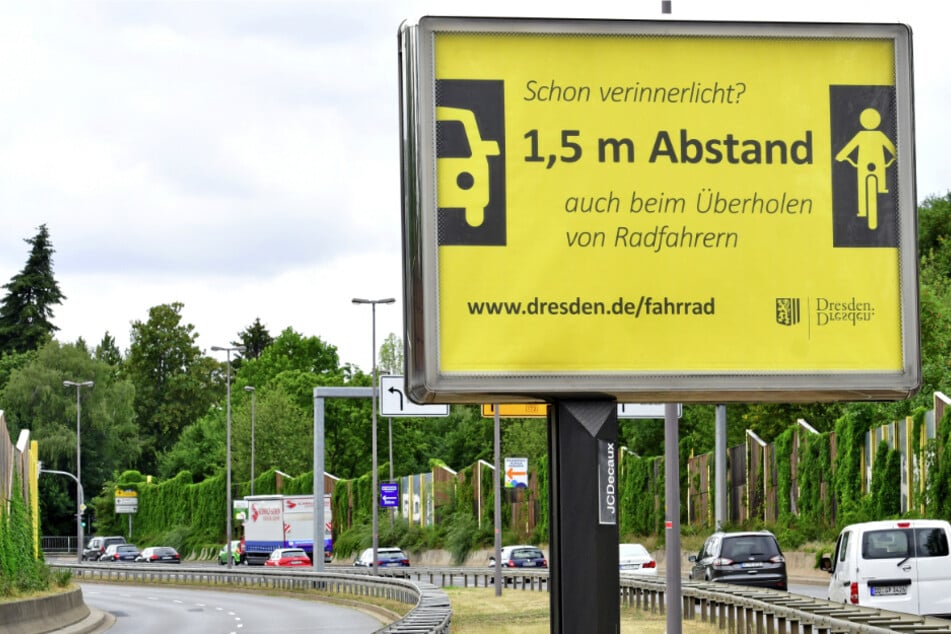 "Abstand halten": So informiert die Stadt Autofahrer über die neuen Regelungen. Vergleichbare Plakate hängen an allen großen Einfallstraßen.