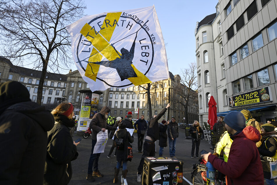 Die Gruppierung "Lützerath lebt" protestierte heute in Köln für den Erhalt von Lützerath.