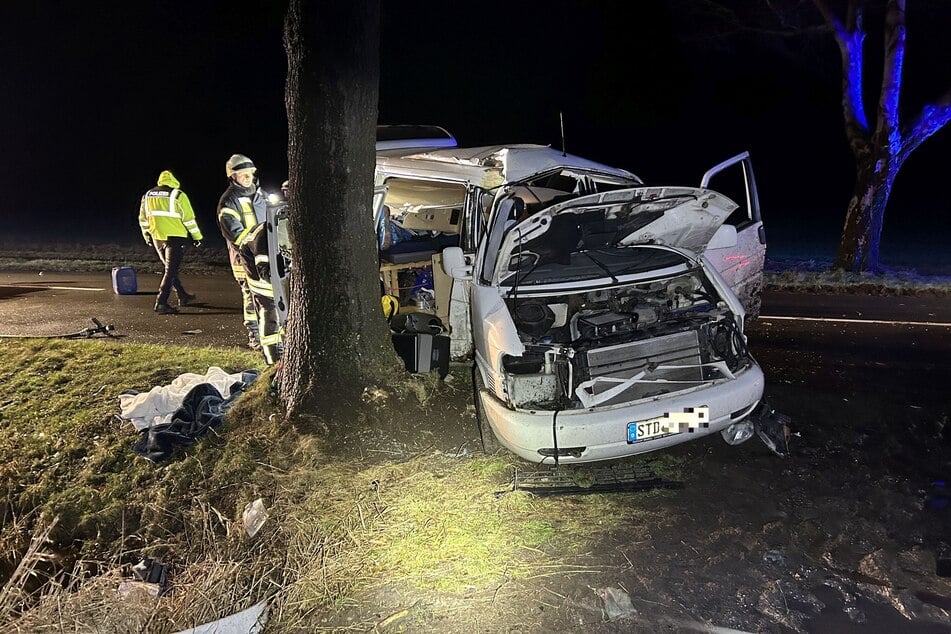 Der VW Bus krachte seitlich in einen Baum und wurde dabei total beschädigt.