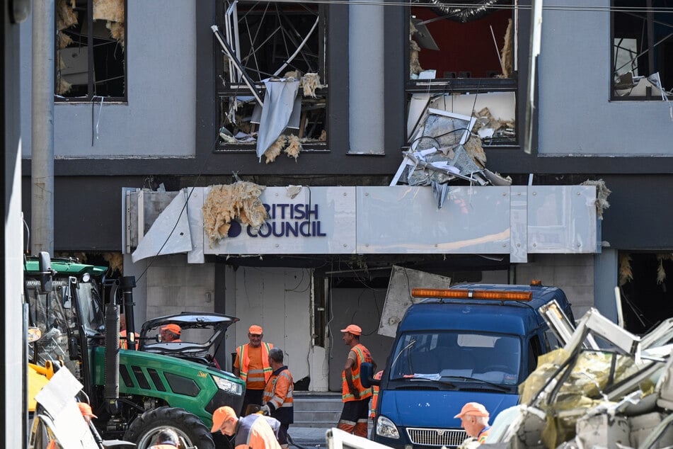 Kiew: Städtische Arbeiter beseitigen Trümmer eines Gebäudes, in dem das britische Kulturinstitut British Council untergebracht war, nachdem es bei russischen Raketen- und Drohnenangriffen im Zentrum der Stadt getroffen wurde.