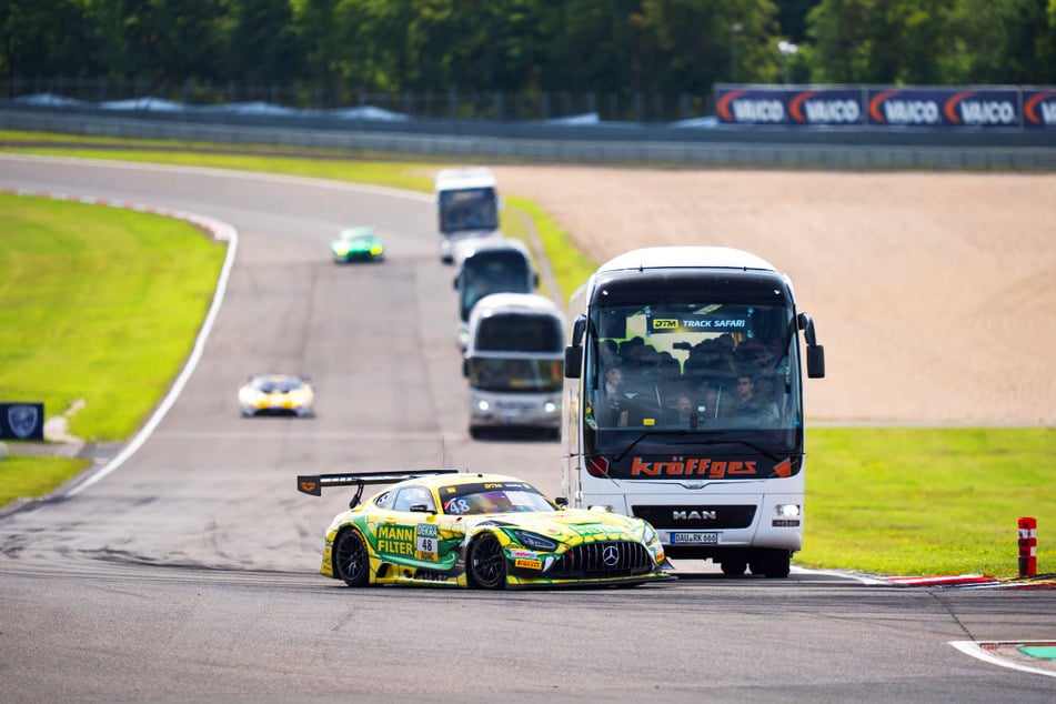 Direkt auf der Strecke mitfahren und die Fahrzeuge beobachten? Das geht mit der DTM Track Safari.