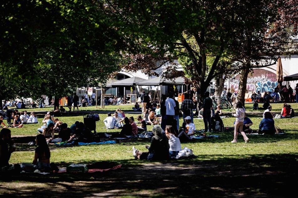 Die sommerlichen Temperaturen laden in Berlin zum Sonnenbaden ein.