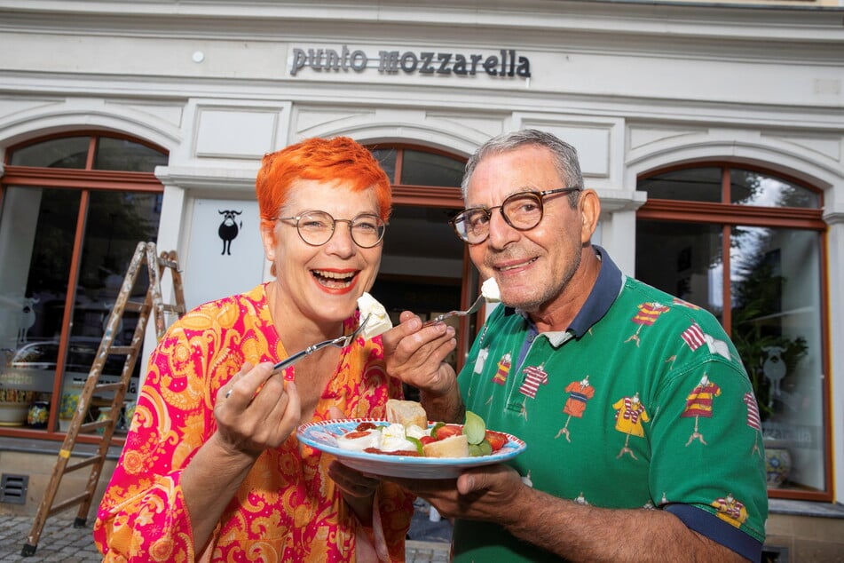 "Ausonia"- Host Luigi Murolo and TAG24 reporter Katrin Koch enthusiastically try the fresh mozzarella from Königstraße.