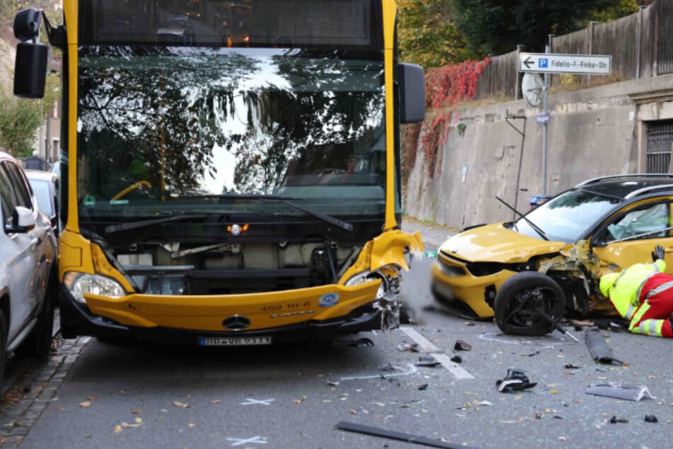 Heftiger Unfall auf der Pillnitzer Landstraße: Kia kracht mit Bus zusammen!