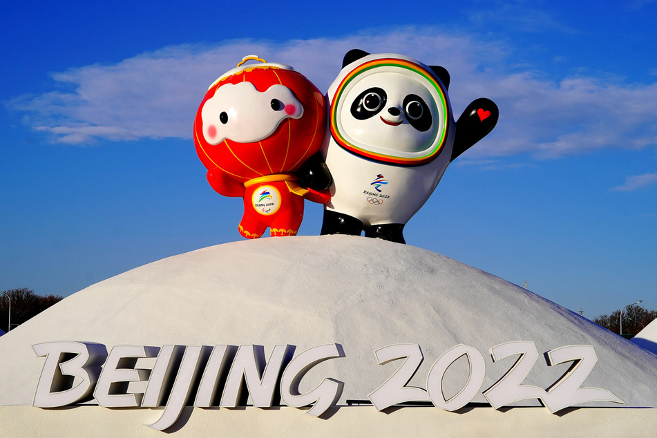 China, Peking: Shuey Rhon Rhon, offizielles Maskottchen der Olympischen Winterspiele 2022, und Bing Dwen Dwen, offizielles Maskottchen der Winterparalympics 2022, stehen in der Beichen Road, Pekings zentraler Straßenachse.
