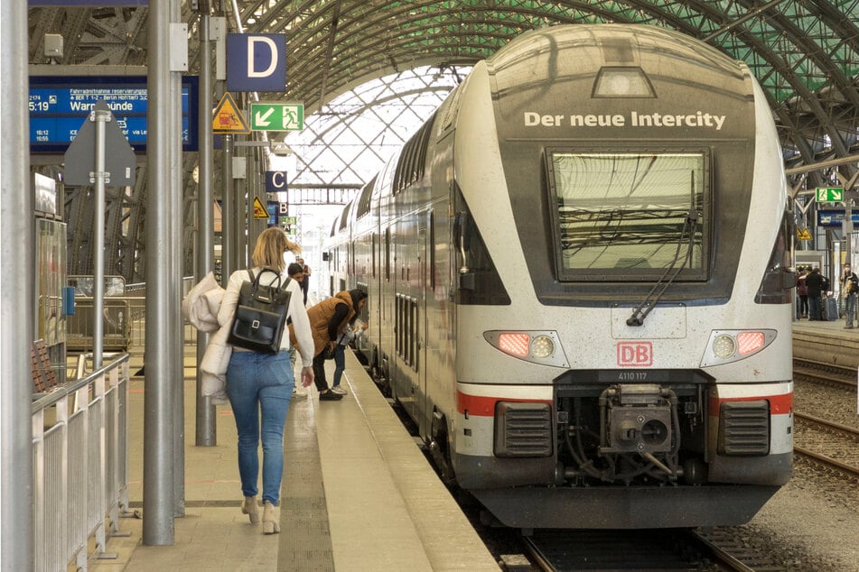 Früh und abends verkehren Intercity zwischen Dresden und Chemnitz. Sie sind derzeit auch für Nahverkehrs-Reisende freigegeben. (Archivbild)