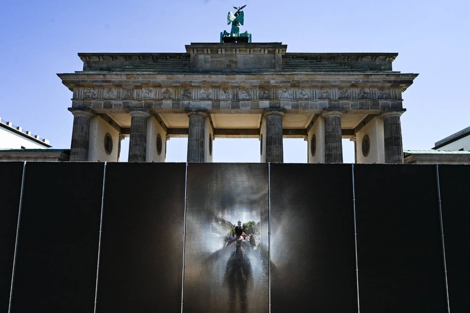 Aktuell ist in Berlin am Brandenburger Tor eine 30 Meter lange Kunstinstallation zu sehen, die an die Berliner Mauer erinnert.