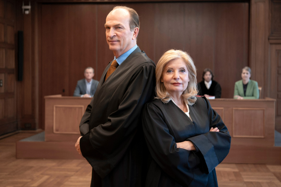 Für die ARD-Serie "Die Kanzlei" stehen die Anwälte Isa von Brede (gespielt von Sabine Postel, 68) und Markus Gellert (Herbert Knaup, 66) wieder vor der Kamera.