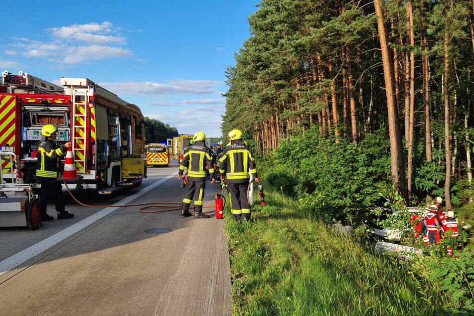 Die Feuerwehr musste den Leichnam des Fahrers mit schwerem technischen Gerät aus dem Wrack befreien.