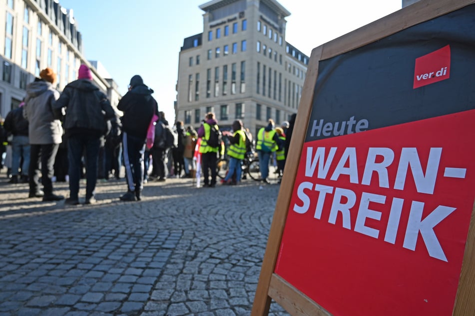 Streikende von Verdi auf dem Leipziger Burgplatz. Für Freitag und Samstag hat die Gewerkschaft zu weiteren Streiks im ÖPNV der Messestadt aufgerufen.