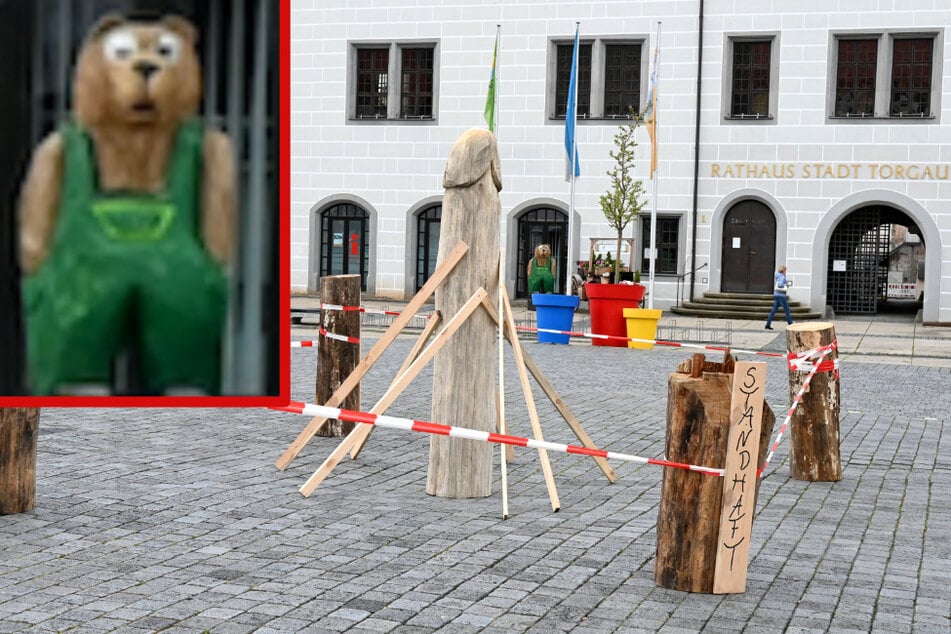 Sogar der Bär ist schockiert: Direkt vor dem Rathaus der Stadt Torgau steht eine zweideutige Skulptur.