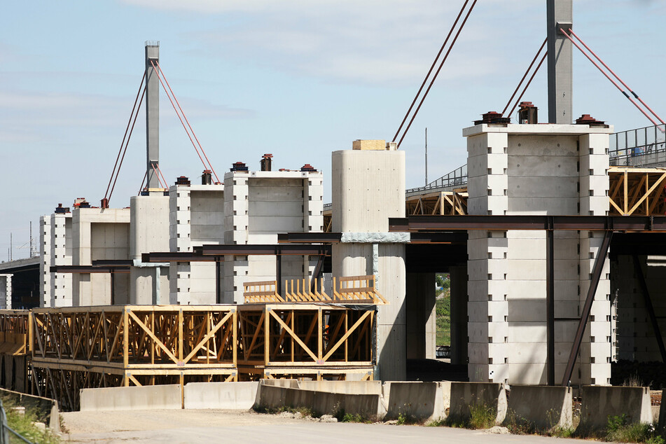 Die Leverkusener Rheinbrücke zählt zu den bekanntesten Baustellen in NRW. Die Fertigstellung der ersten von zwei neuen Brücken ist für Ende 2023 geplant.