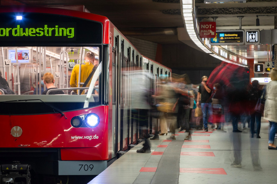 Am Nürnberger Hauptbahnhof wurde ein Mann absichtlich vor die U-Bahn geschubst. (Symbolbild)