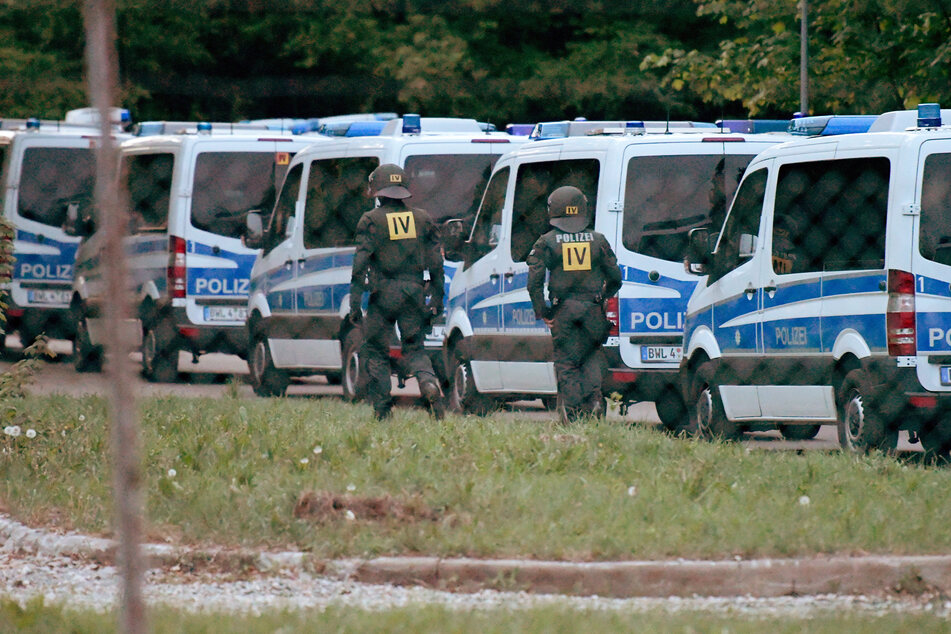 Die Polizei rückte deutschlandweit zur Razzia aus und machte drei Verantwortliche (40, 49, 64) dingfest.