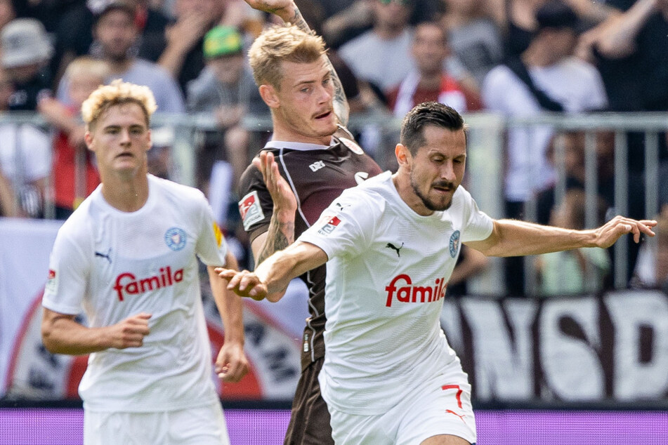 Das Hinspiel am Hamburger Millerntor entschied der FC St. Pauli um Stratege und Torschütze Eric Smith (26, M.) gegen Holstein Kiel klar für sich.