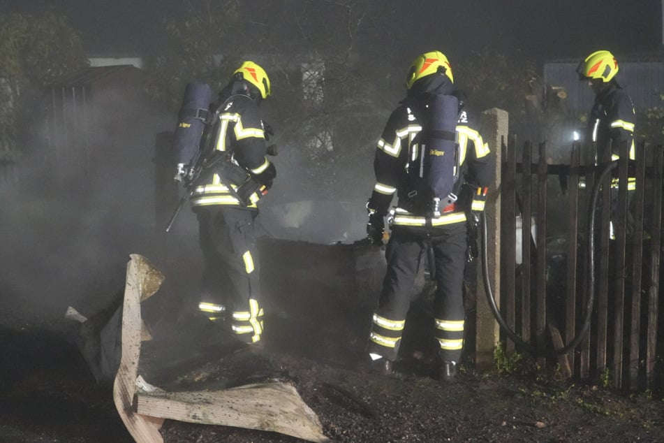 Die Feuerwehr konnte die Zerstörung der Laube nicht mehr verhindern. Auch ein angrenzender Zaun wurde beschädigt.