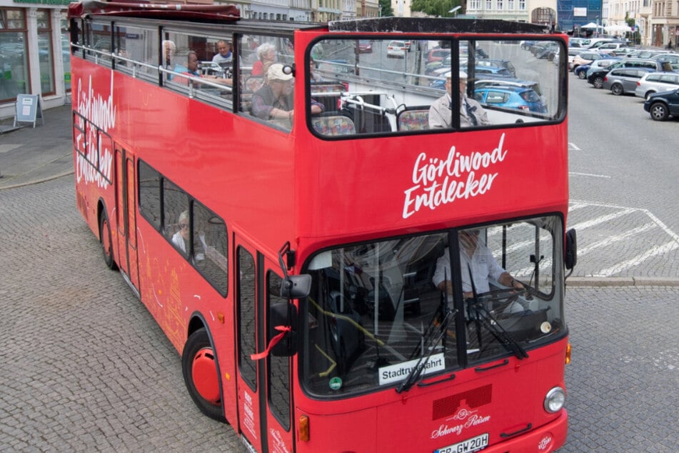 Hin-Gugger für Görliwood: Der rote Doppeldecker nimmt Filmfans mit auf eine Stadtrundfahrt zu den Drehorten bekannter Blockbuster. Jetzt gibt es zwei neue touristische Angebote für Cinéasten.