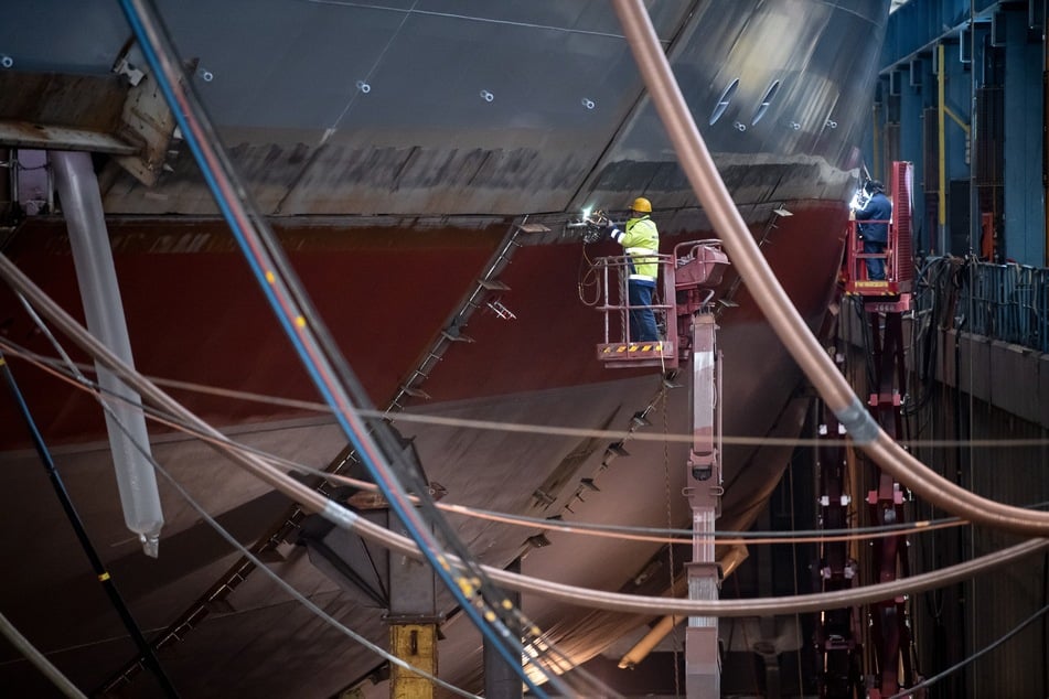 In der Meyer-Werft im Emsland wird an einem Kreuzfahrtschiff gearbeitet. (Archivbild)