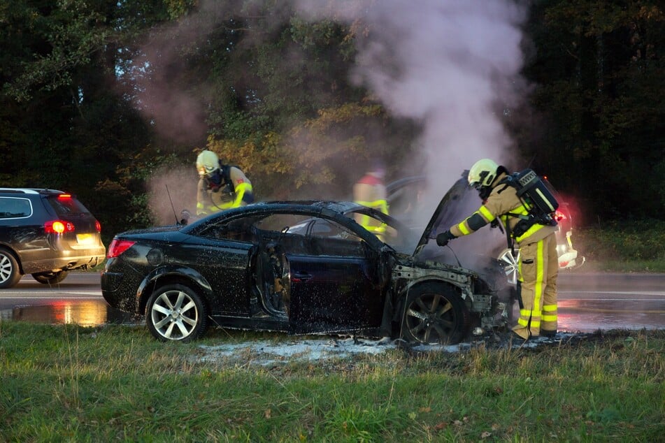 Der braune Nissan, der in Flammen geraten ist, brannte komplett aus. (Symbolbild)