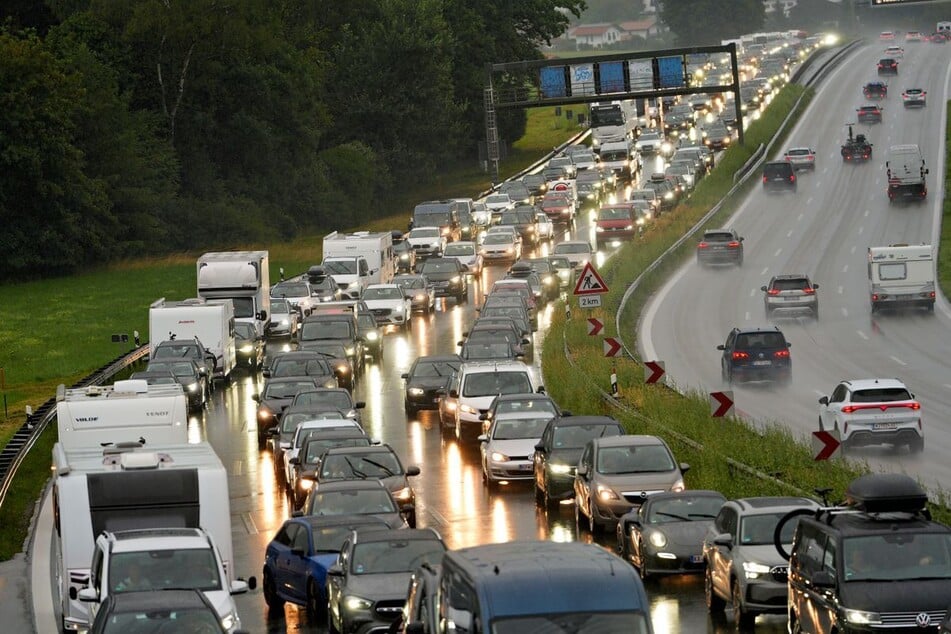 Nach einem Unfall auf der A8 staute sich der Verkehr in Richtung München. (Symbolbild)