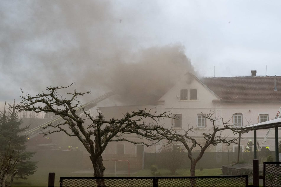 Dunkler Rauch stieg von einem Wohnhaus auf tschechischer Seite der Grenze empor.