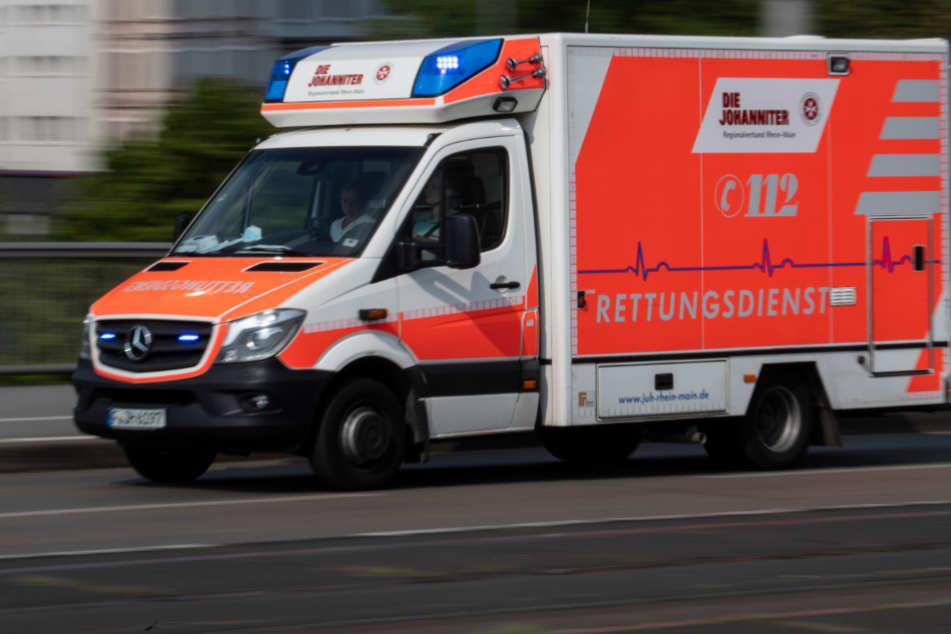 Der Vierjährige stürzte rund acht Meter in die Tiefe und kam anschließend in ein Krankenhaus (Symbolfoto)