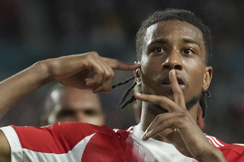 Bayern-Stürmer Michael Olise (23) soll nach Vorstellung der Bayern lange beim Verein bleiben.
