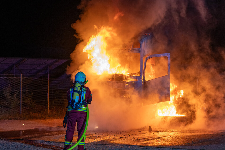 Brand in Gewerbegebiet: Lkw fackelt ab, Feuerwehr kann nichts mehr retten