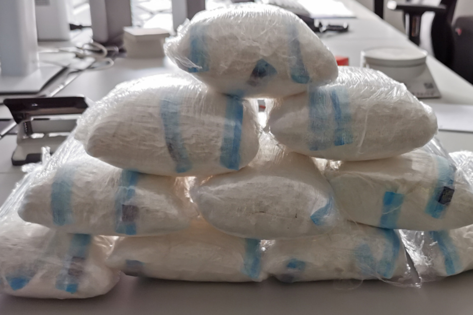 Am Dienstag ist der Düsseldorfer Polizei die Festnahme von zwei niederländischen Drogenkurieren (20,22) gelungen. Im Gepäck hatten sie 10 Kilo Amphetamine.